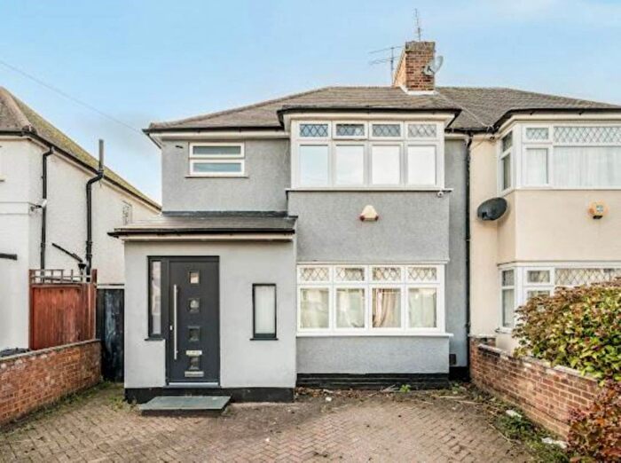 3 Bedroom Semi Detached House For Sale In Whitton Waye, Hounslow Central, Hounslow, TW3
