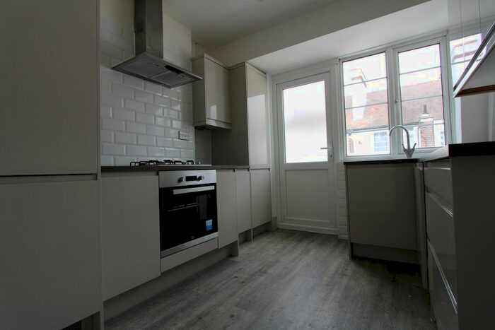 2 Bedroom Flat To Rent In Barrow Road, Streatham, SW16