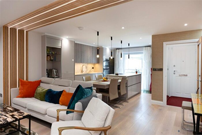 3 Bedroom Terraced House For Sale In Vintners Row, Lamont Road Passage, Chelsea, SW10