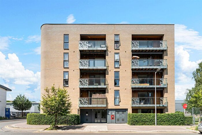 2 Bedroom Flat For Sale In Hickman Avenue, Highams Park, E4
