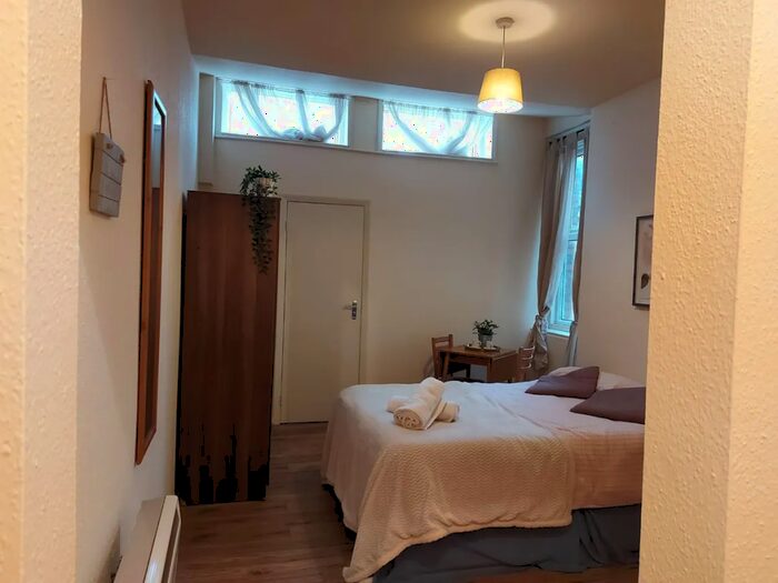 1 Bedroom House To Rent In Park Avenue, London, NW2