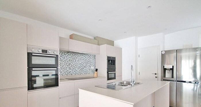 5 Bedroom Semi-Detached House To Rent In Beacon Hill, Holloway Road, London, N7