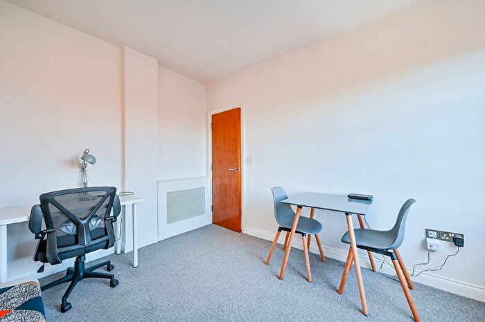 1 Bedroom Flat To Rent In Kings Court, Ravenscourt Park, London, W6