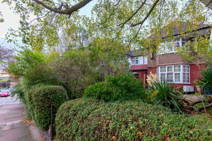 3 Bedroom Apartment To Rent In Wessex Gardens, London, NW11