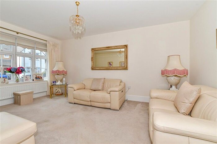 4 Bedroom Detached House For Sale In Pilgrim Close, Marden, Kent, TN12