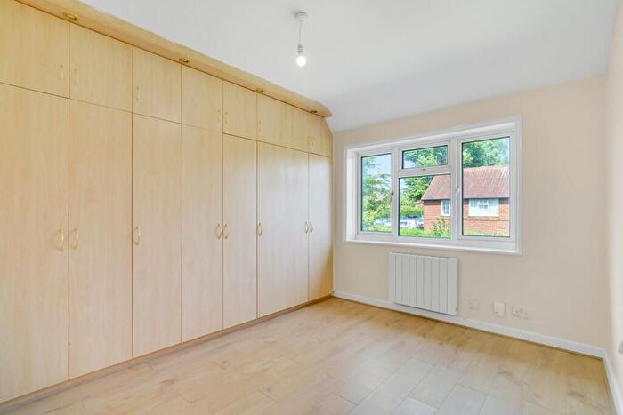 2 Bedroom Flat To Rent In Westway, London, W12