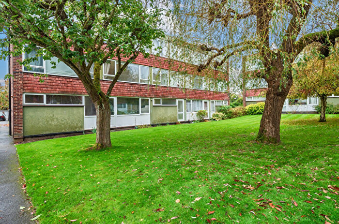 2 Bedroom Apartment For Sale In Boxgrove Avenue, Guildford, Surrey, GU1