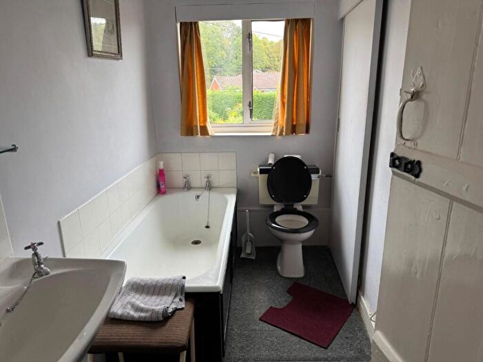 2 Bedroom Cottage For Sale In High Street Markyate, St. Albans, Hertfordshire, AL3
