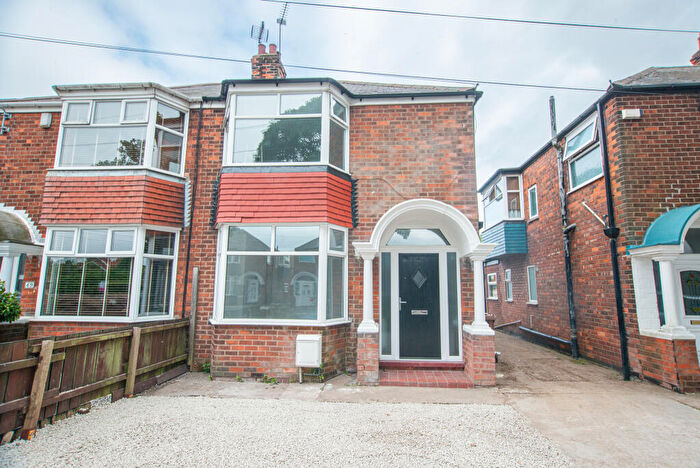 3 Bedroom Semi-Detached House To Rent In Sunningdale Road, HU13