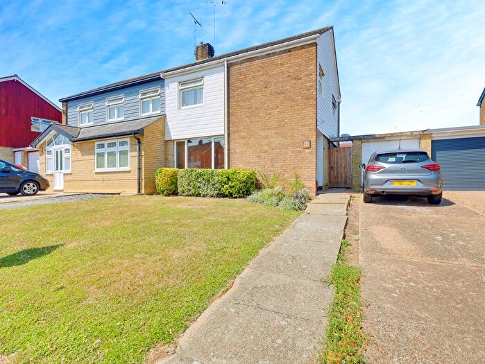 3 Bedroom Semi-detached House For Sale In Sparrows Herne, Basildon, SS16