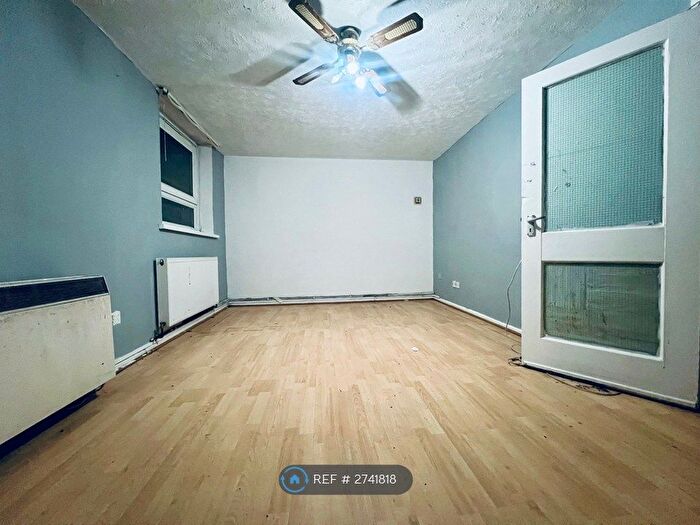 2 Bedroom Flat To Rent In Gaitskell House, London, E6