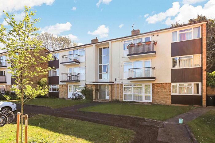 2 Bedroom Flat For Sale In Lingholme Close, Cambridge, CB4