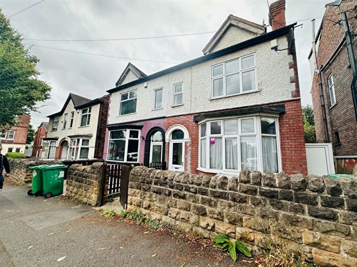 5 Bedroom House To Rent In Harlaxton Drive, Nottingham, NG7