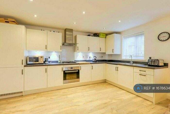 2 Bedroom Flat To Rent In Fullbrook Avenue, Spencers Wood, Reading, RG7