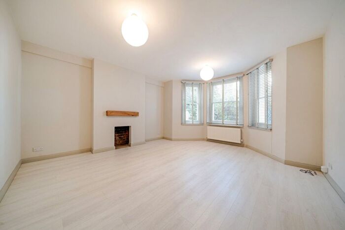 2 Bedroom Flat For Sale In Trinity Crescent, Balham, London, SW17