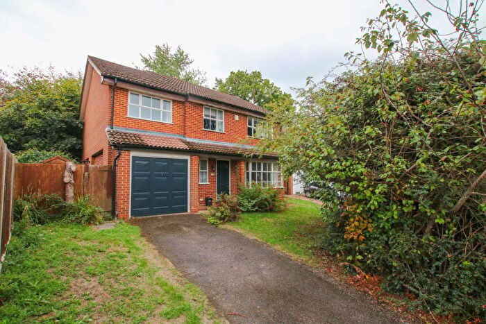 5 Bedroom Detached House For Sale In Walnut Close, Wokingham, RG41