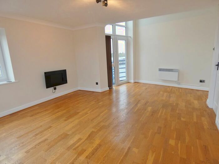 3 Bedroom Flat To Rent In Princes Reach, Docklands, PR2