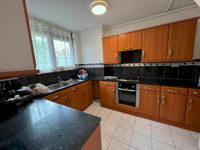3 Bedroom Flat To Rent In Crondall Court, St. John's Estate, London, N1