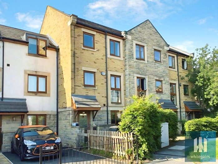 4 Bedroom Town House To Rent In Greenlea Court, Dalton, Huddersfield, HD5