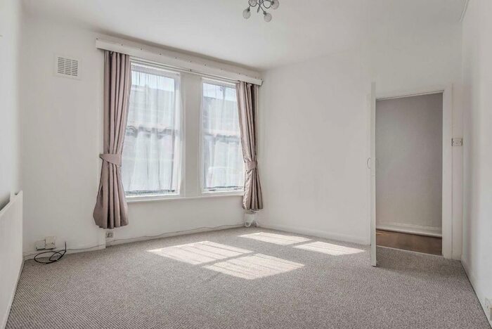 2 Bedroom Flat To Rent In Boundaries Road, London SW12
