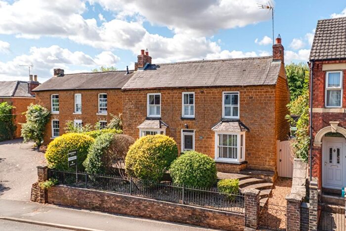 3 Bedroom Detached House For Sale In Kettering Road, Rothwell, NN14
