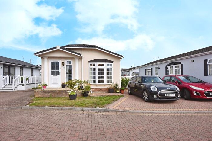 2 Bedroom Park Home For Sale In Elm Way, Battlesbridge, Wickford, SS11