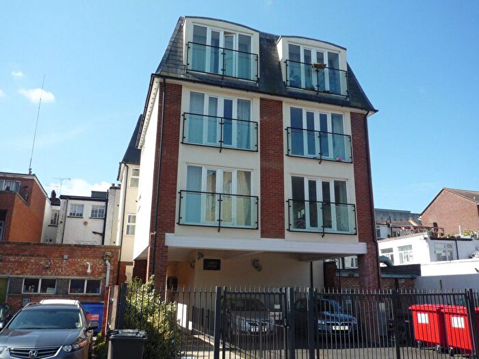 1 Bedroom Flat To Rent In Grove Parade, Slough, SL1
