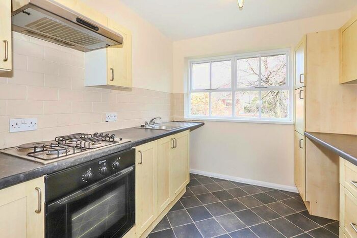 2 Bedroom Maisonette For Sale In Gainsborough Drive, Perton Wolverhampton, West Midlands, WV6