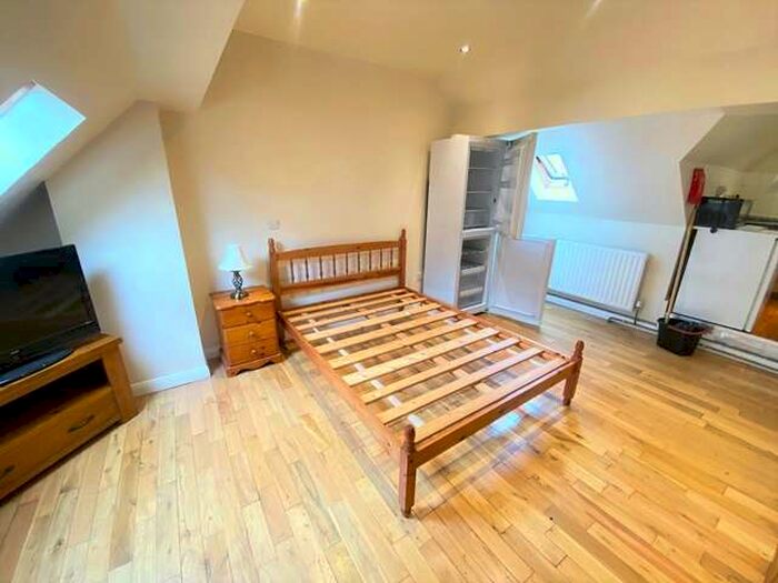 Flat To Rent In Croydon Road, Wallington, Surrey, SM6