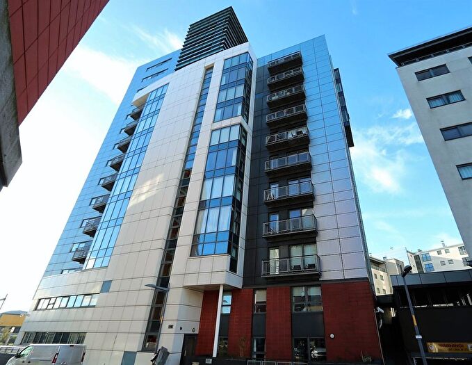 2 Bedroom Flat To Rent In Castlebank Drive, Glasgow, G11