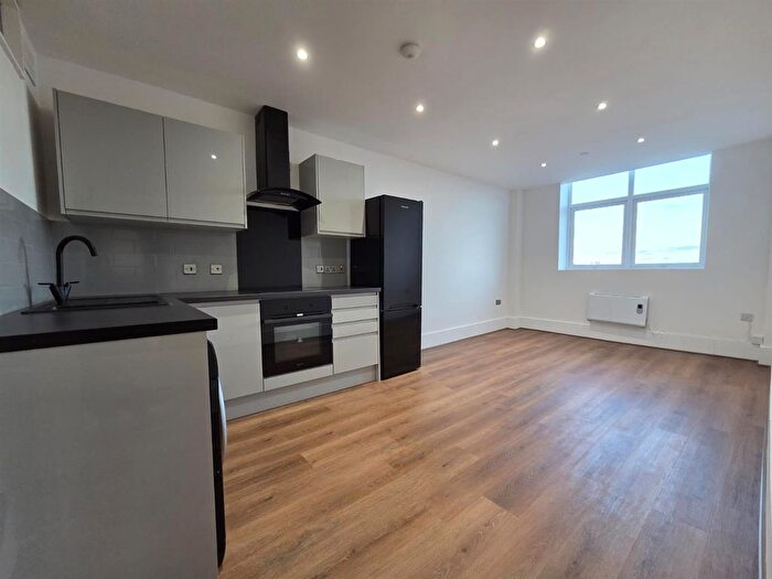 2 Bedroom Flat To Rent In Quarry Court, Morley, Leeds, LS27