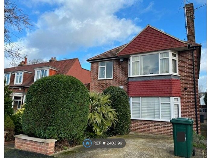 2 Bedroom Flat To Rent In Petworth Road, London, N12