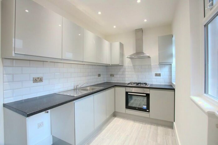 3 Bedroom Maisonette To Rent In Temple Road, Cricklewood, NW2
