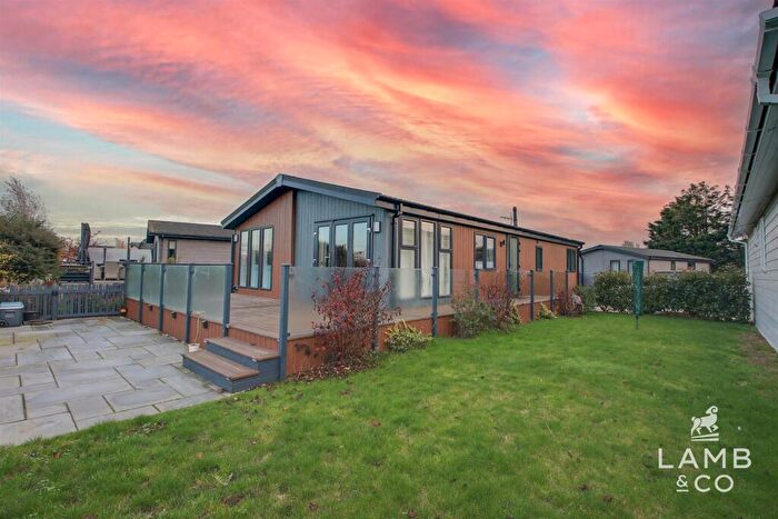 2 Bedroom Park Home For Sale In Leisure Glades Park, Clacton-On-Sea, CO16