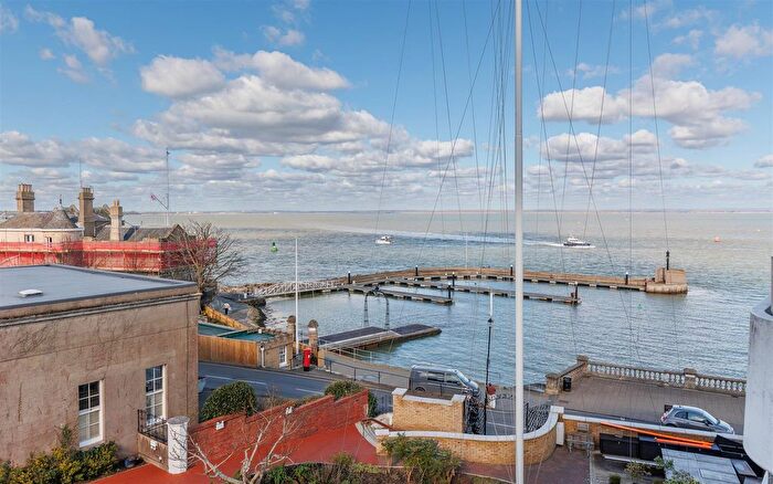 2 Bedroom Flat To Rent In The Parade, Cowes, PO31