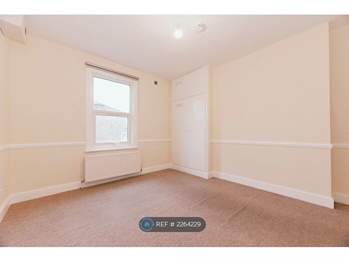2 Bedroom Flat To Rent In Upper Richmond Road, London, SW15