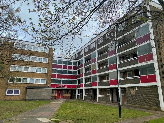 3 Bedroom Flat To Rent In Coburg House, York Close, Southampton, Hampshire, SO14