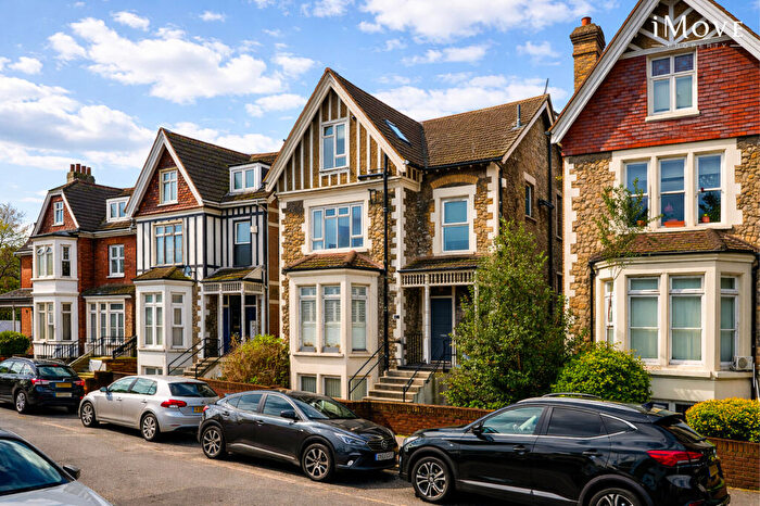 2 Bedroom Apartment For Sale In Gatestone Road, London, SE19