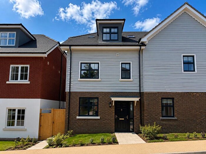 4 Bedroom Semi-Detached House For Sale In Chapel Gardens, Alton, Hampshire, GU34