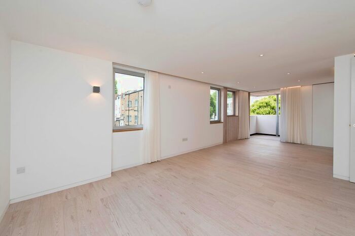 3 Bedroom Flat To Rent In Mcgregor Road, London, Uk, W11