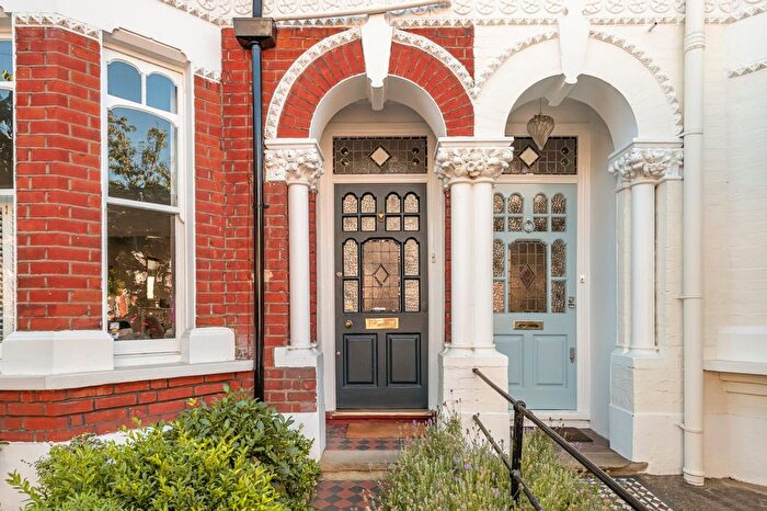 4 Bedroom End Terrace House For Sale In Haverfield Gardens, Kew, TW9