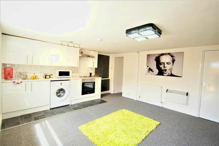 1 Bedroom Flat To Rent In Austhorpe Road, Leeds, LS15