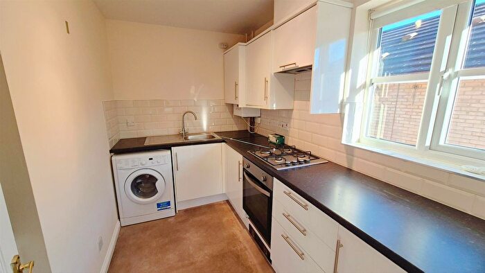 1 Bedroom Flat To Rent In Trimmer Court, Draymans Way, TW7