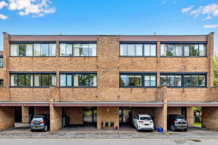 3 Bedroom Flat For Sale In / Fettes Rise, Inverleith, Edinburgh, EH4
