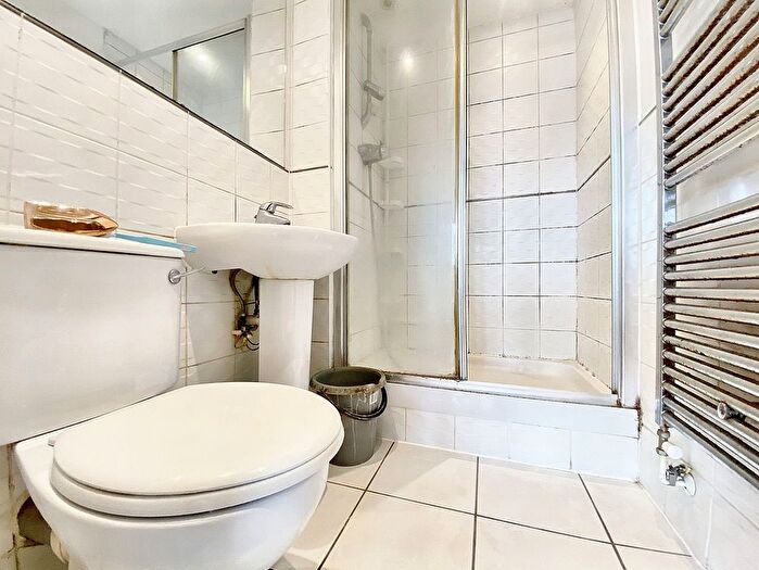 3 Bedroom Flat To Rent In High Street, Uxbridge, UB8