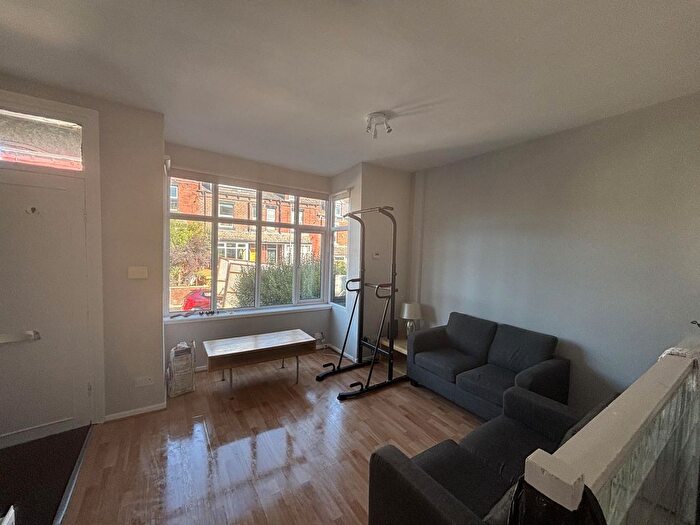 3 Bedroom Semi-Detached House To Rent In Lumley Walk, Leeds, LS4