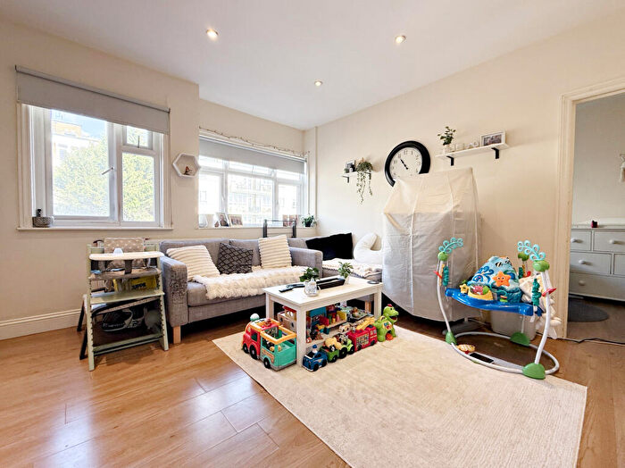 2 Bedroom Flat To Rent In Bathurst Walk, Iver, SL0