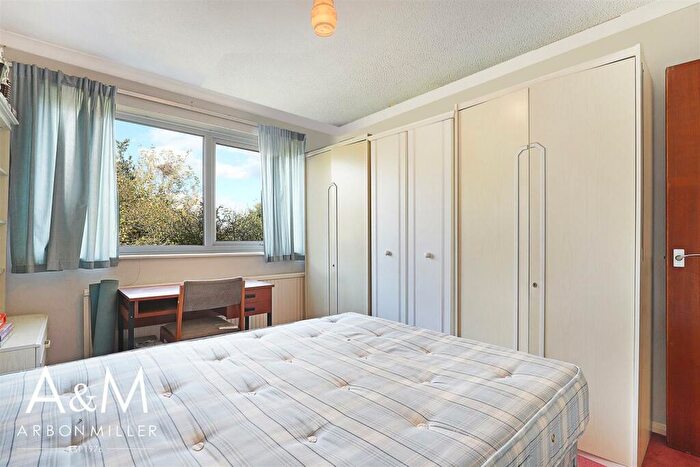 1 Bedroom Flat For Sale In Farm View Court, Newbury Park, IG2