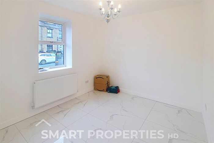 2 Bedroom Flat To Rent In Thornton Lodge, Huddersfield, HD1