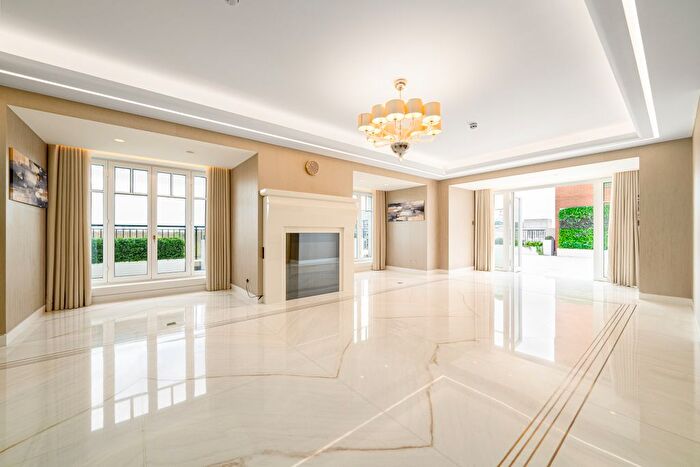 3 Bedroom Flat To Rent In Palace Green, London, W8